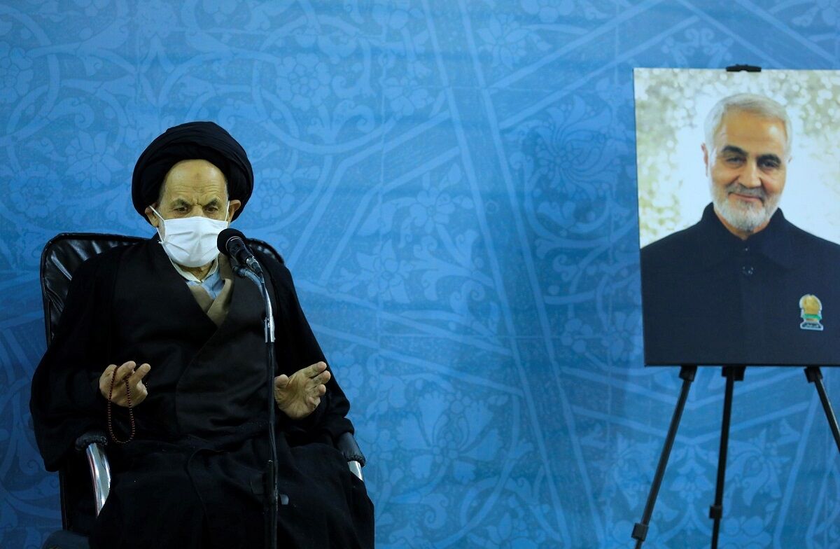 امام جمعه بیرجند: آینده هر جامعه‌ای بر پیشانی معلم نوشته شده است