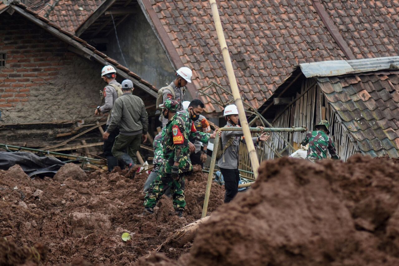 شمار کشته شدگان سیل در اندونزی به بیش از  ۱۵۰ تن رسید 