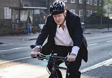 دوچرخه‌سواری نخست وزیر انگلیس در اوج قرنطینه خبرساز شد