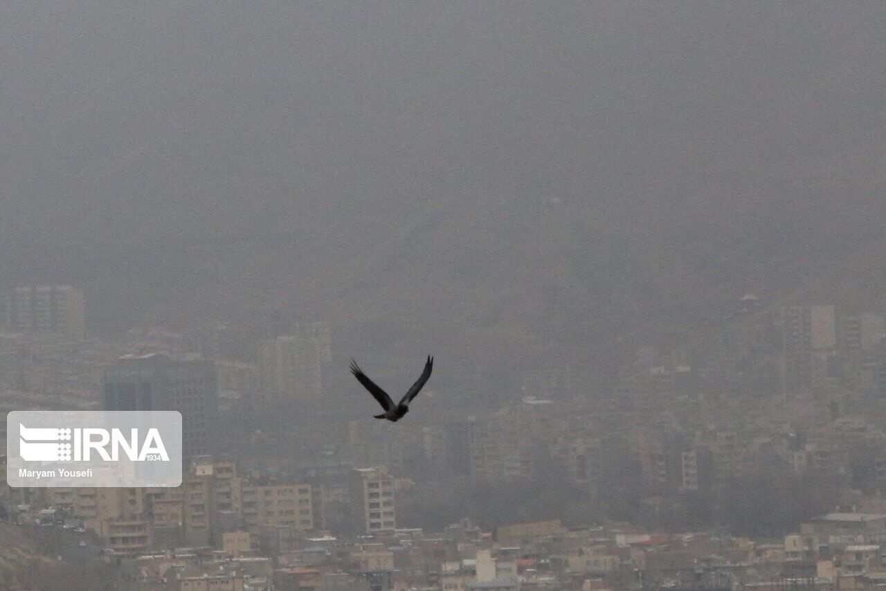 تداوم انباشت آلاینده‌های جوی در شهرهای صنعتی/ هوای تهران سردتر می‌شود