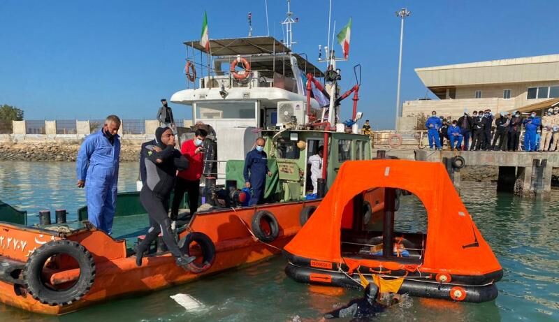 آموزش همگانی بقا در دریا برنامه اداره بندر گناوه است 