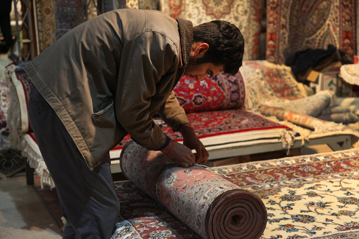 فرش ایرانی در وزارتخانه‌ها دست به دست می‌شود؟