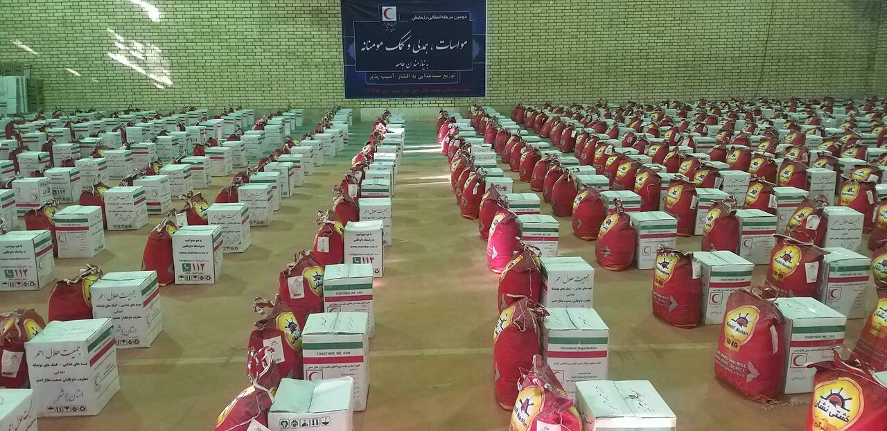 هلال احمر ۴۰۰ هزار بسته معیشتی میان آسیب دیدگان کرونا توزیع کرد 