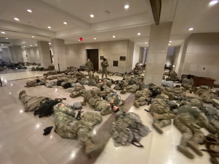 تصویری از سربازان حاضر در کنگره آمریکا بعد از اشغال به دست هواداران ترامپ