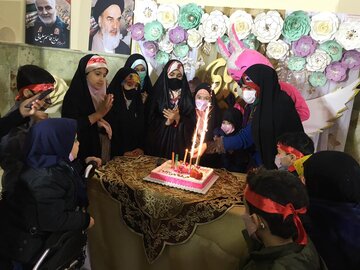 جشن تولد ۲۲ فرزند شهدای مدافع حرم در امامزاده‌ای در تهران برگزار شد