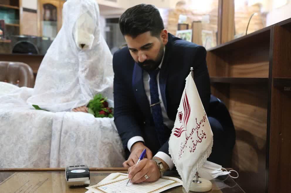 عروس و داماد یزدی، زندگی خود را با کمک به زندانیان آغاز کردند