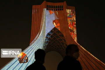 La tour Azadi s'illumine en vidéo-mapping par les œuvres de l'Expo Calligraphie UNESCO-IRAN