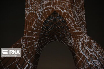 La tour Azadi s'illumine en vidéo-mapping par les œuvres de l'Expo Calligraphie UNESCO-IRAN