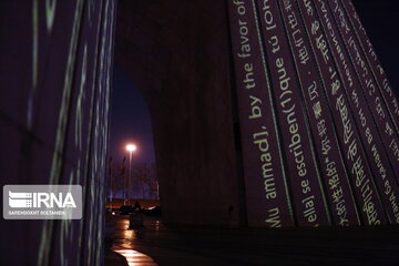 La tour Azadi s'illumine en vidéo-mapping par les œuvres de l'Expo Calligraphie UNESCO-IRAN