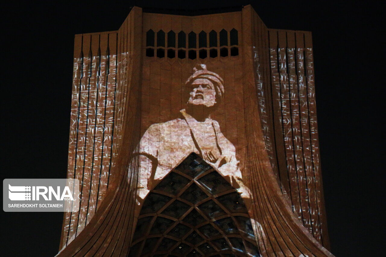 La tour Azadi s'illumine en vidéo-mapping par les œuvres de l'Expo Calligraphie UNESCO-IRAN