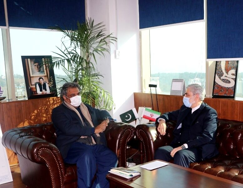 Iranian envoy, Pakistani minister discuss maritime cooperation