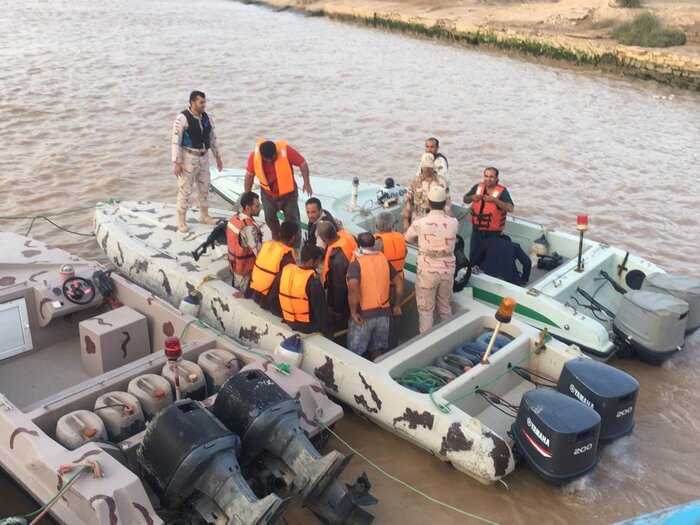 هفت خدمه لنج باری در آب‌های پارسیان از غرق شدن نجات یافتند