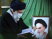 ایرانی سپریم لیڈر کی بانی انقلاب کے مزار پر حاضری