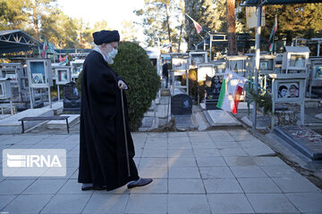 El Ayatolá Jamenei rinde homenaje al Imam Jomeini en el aniversario de la revolución