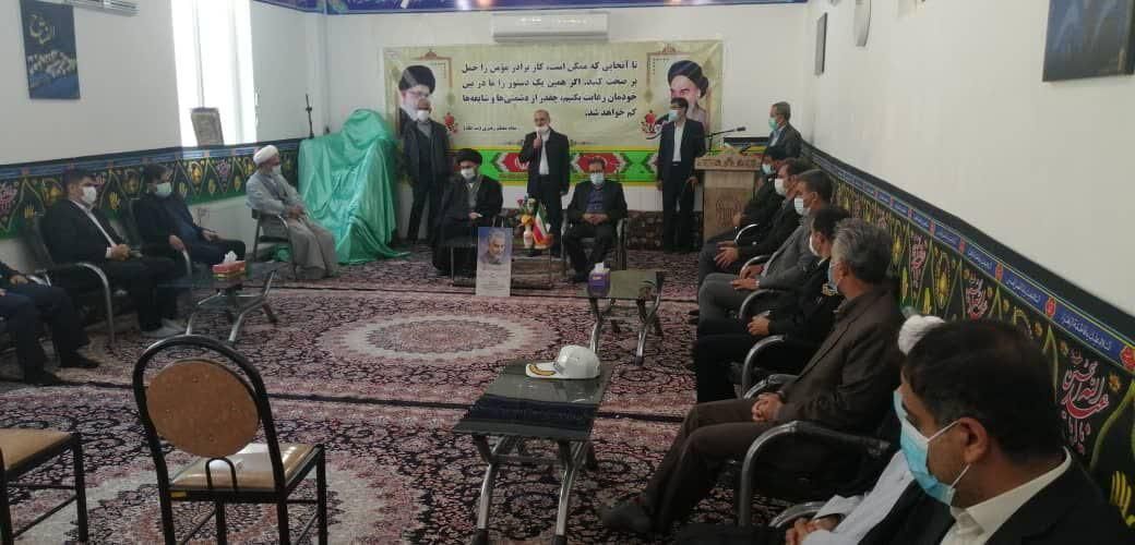 برنامه‌های دهه فجر لارستان با عطر افشانی گلزار شهدا آغاز شد