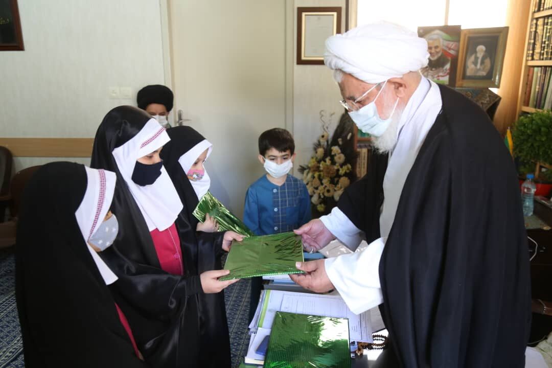 اعلامیه‌های امام(ره) را با تاکسی به دست مردم می‌رساندیم
