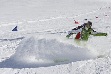 伊朗托查尔国际滑雪场举行曙光滑雪比赛