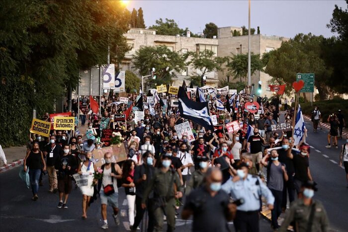 تظاهرات شهرک‌نشینان علیه نتانیاهو همزمان با حضور او در دادگاه