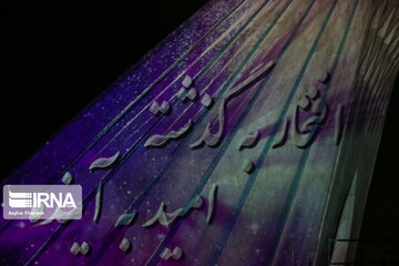 La Torre Azadi se ilumina por el 42º aniversario de la victoria de la Revolución Islámica de Irán