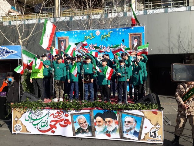 اجرای گروه‌های سرود دانش آموزی در مسیر راهپیمایی تهران