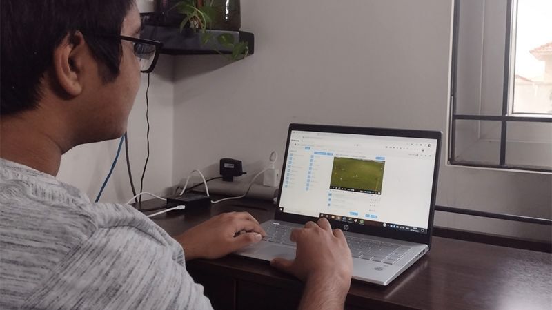 پسر ۱۷ ساله‌ هندی که پول می‌گیرد تا فوتبال تماشا کند
