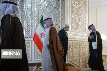 Zarif meets with Qatari counterpart