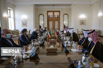 Zarif meets with Qatari counterpart