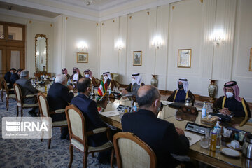 Zarif meets with Qatari counterpart