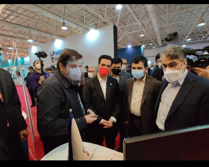 بازدید وزیر ارتباطات و معاون علم و فناوری رئیس جمهور از محصولات شاتل