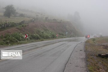 بارش شدید باران موجب لغزندگی سطح جاده‌ها در کردستان شده است