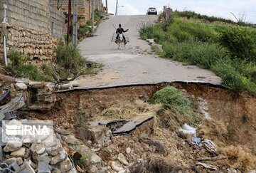 حادثه سنگ افتان در روستای اسفیدان بجنورد خسارت به بار آورد 