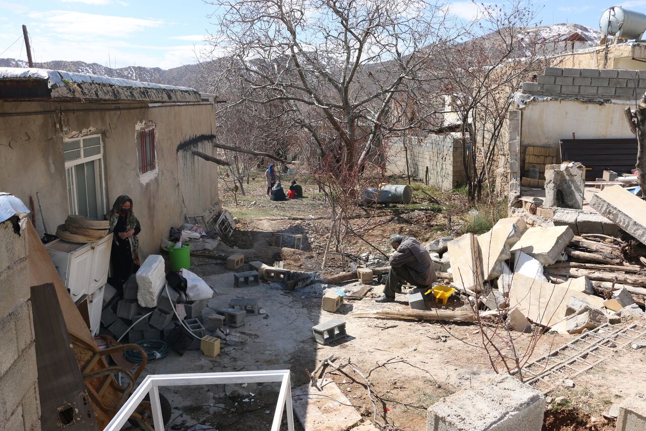 رنج کارگران شهرداری در شهر  زلزله زده سی سخت