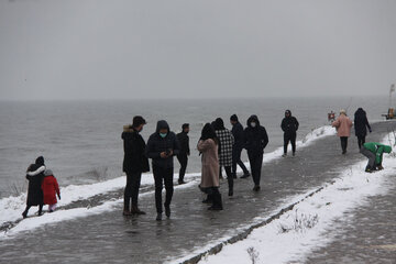 بارش برف و شادی مردم آستارا‎