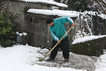 بارش برف و شادی مردم آستارا‎