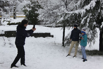 بارش برف و شادی مردم آستارا‎