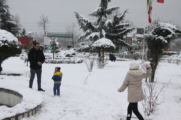 بارش برف و شادی مردم آستارا‎