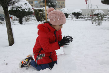بارش برف و شادی مردم آستارا‎