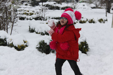 بارش برف و شادی مردم آستارا‎