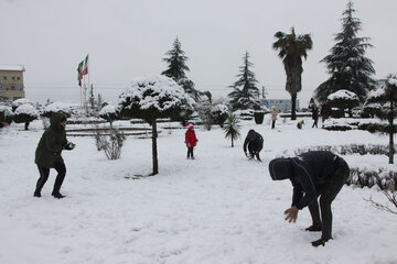 بارش برف و شادی مردم آستارا‎