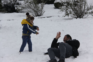 بارش برف و شادی مردم آستارا‎
