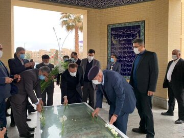 رئیس دفتر رییس جمهوری به مقام شامخ شهدای اصفهان ادای احترام کرد