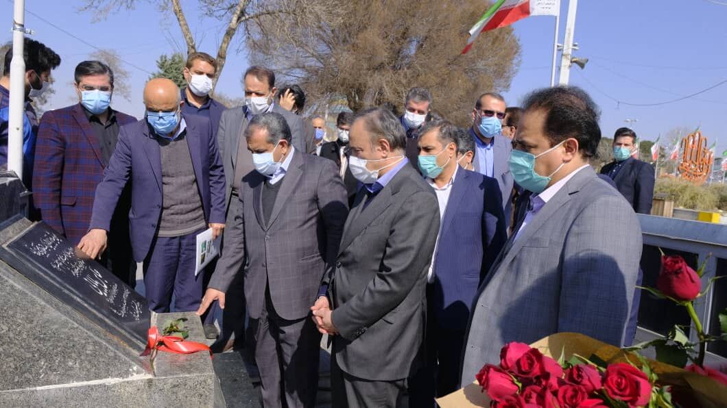 وزیر صمت به مقام شامخ شهدای قزوین ادای احترام کرد وزیر صمت به مقام شامخ شهدای قزوین ادای احترام کرد