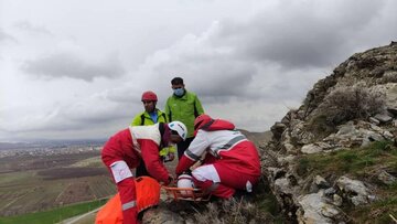 نوجوان۱۸ساله از یخ زدن در صخره‌های ارتفاعات سلطان یعقوب نقده نجات یافت