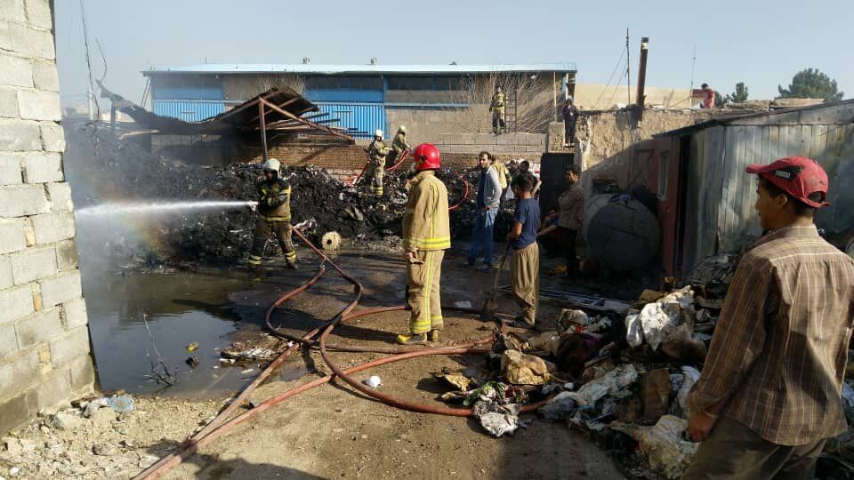 یک کارگاه صنعتی در جنوب تهران طعمه آتش شد+فیلم