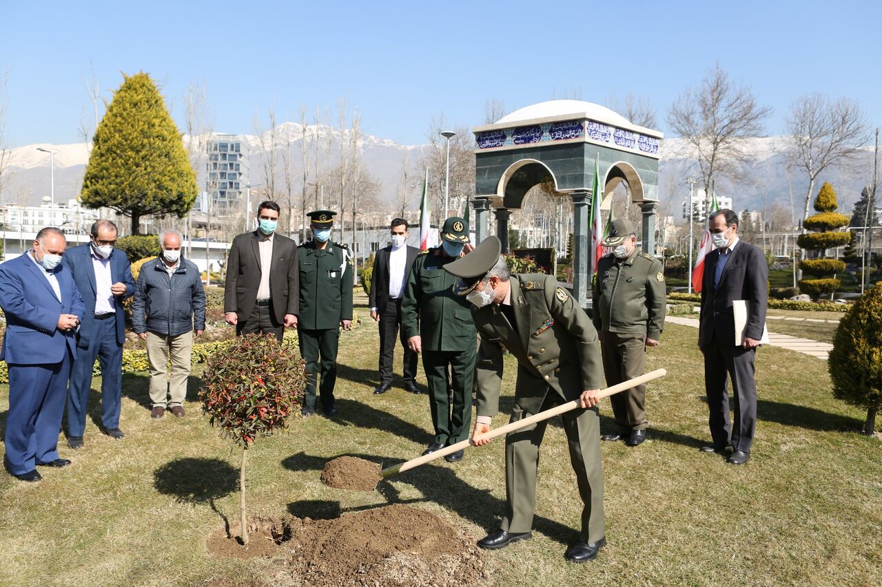 آئین غرس نهال با حضور وزیر دفاع در مزار شهدای گمنام برگزار شد