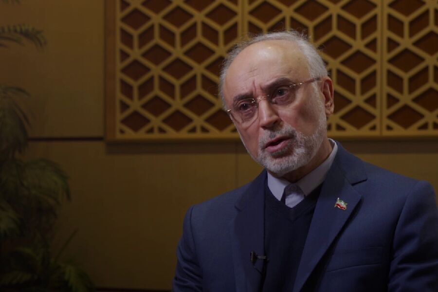 Salehi: El decreto del Líder de la Revolución respecto a la prohibición religiosa de fabricar la bomba atómica es la posición decidida por Irán