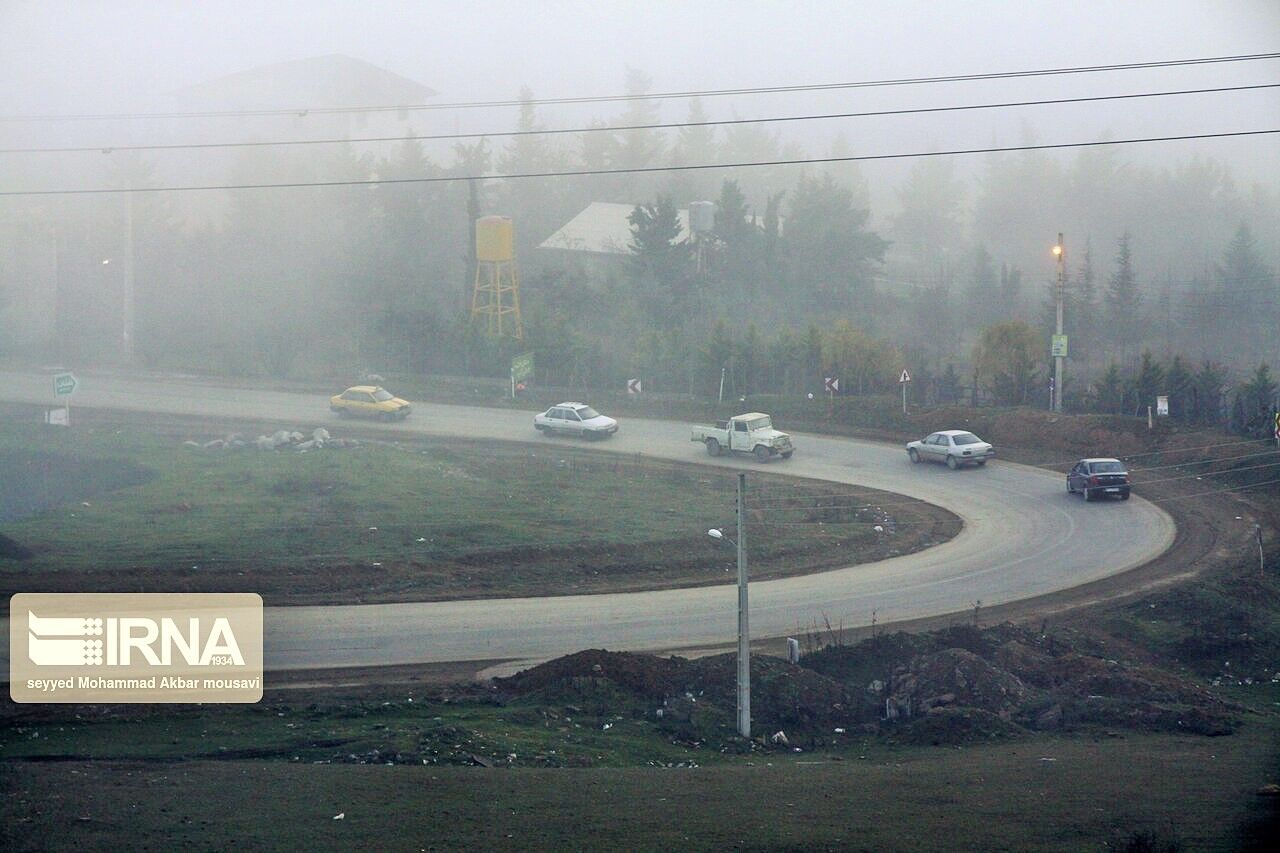 برخی جاده‌های خراسان رضوی لغزنده و مه‌آلود است