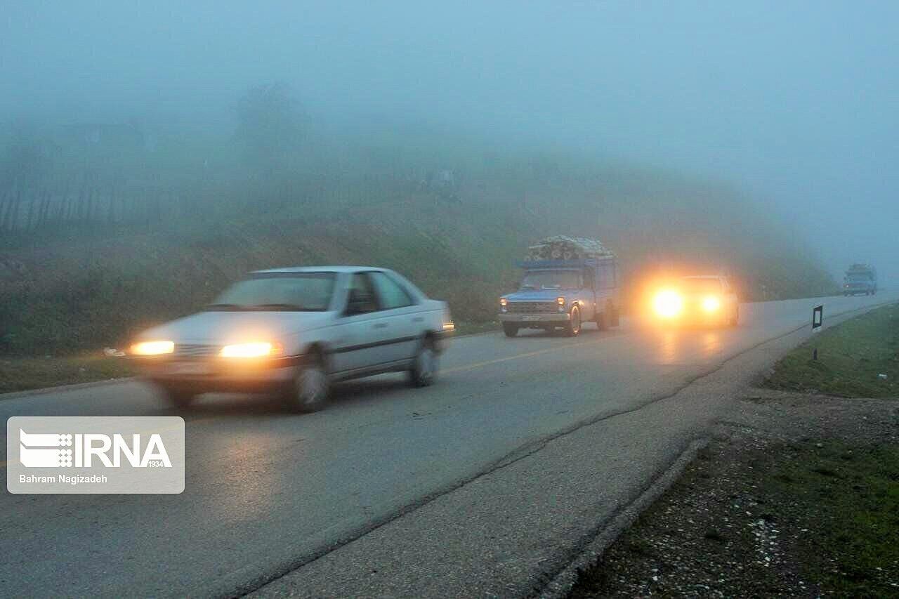 برخی جاده‌های خراسان رضوی مه گرفته و بارانی است