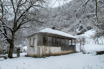 伊朗吉兰省村庄迎来春雪风景美如画