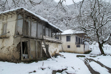 伊朗吉兰省村庄迎来春雪风景美如画